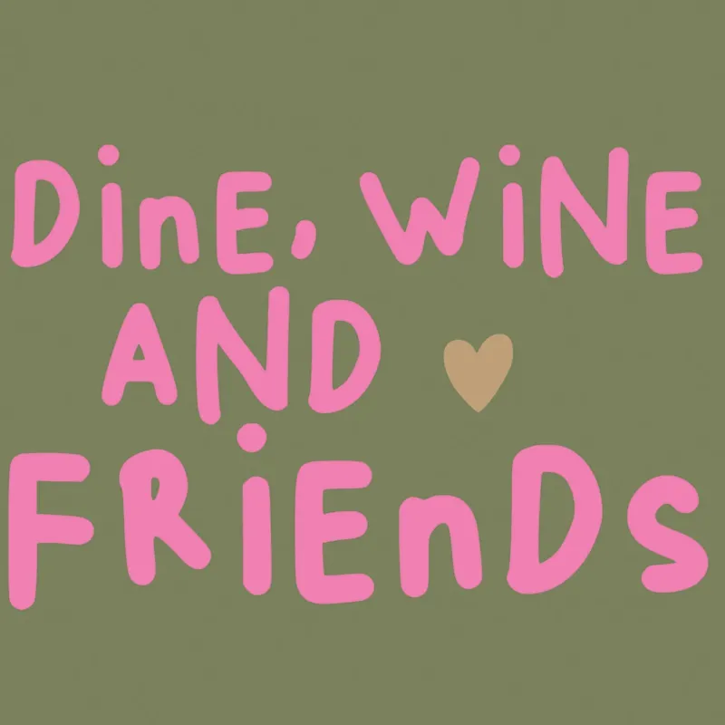 Eine grüne Papierserviette mit dem pinken Schriftzug Dine, Wine and Friends und einem kleinen Herz.
