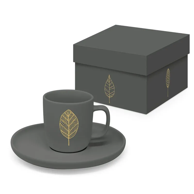 Eine matte, dunkelgraue Espressotasse mit Untertasse und passender Geschenkbox, verziert mit goldenen Blattmotiven.