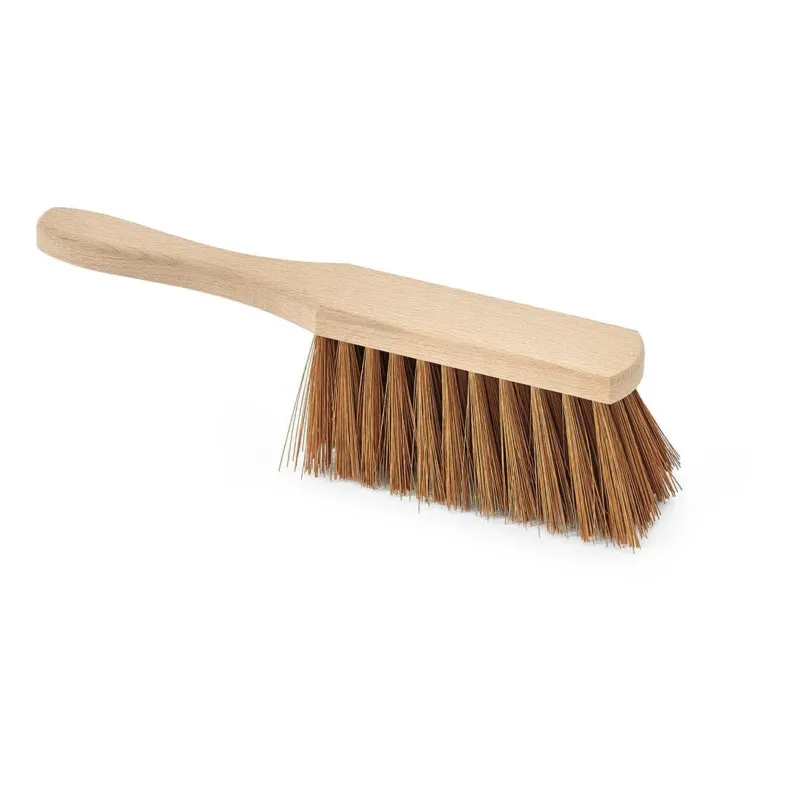 Die Nölle Profi-Bürste Industriehandfeger, 28 cm Poly-Kokos, von Nölle Profi Brush Bürsten- & Pinseltechnik e.K., zeichnet sich durch einen leichten Holzgriff und dichte Borsten für eine effektive Reinigung aus, abgebildet auf weißem Grund.
