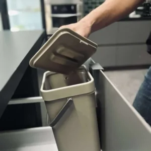 Eimer mit Deckel und Aufhängung