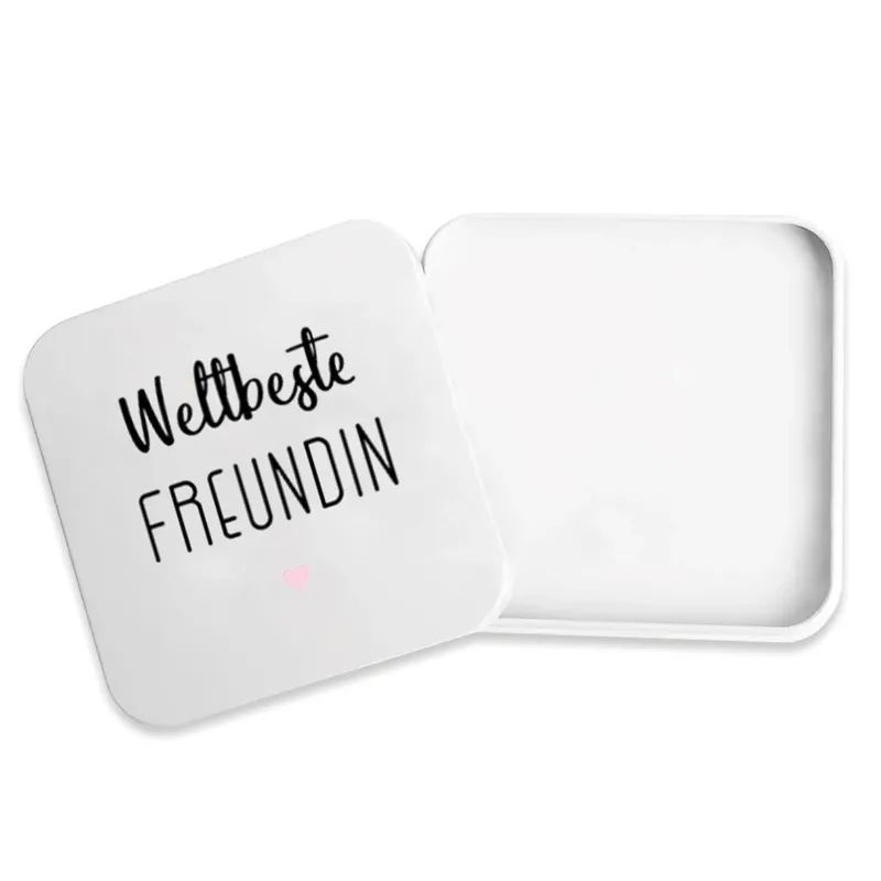 Eine quadratische, weiße Metalldose mit dem schwarzen Aufdruck Weltbeste Freundin und einem Herz.