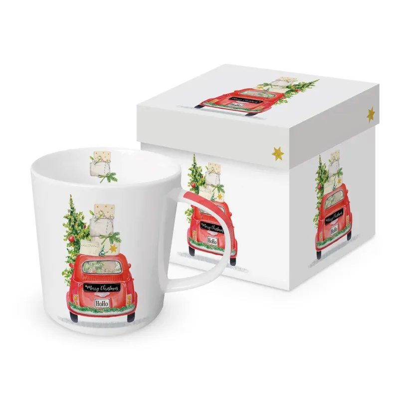 Eine weiße Porzellantasse mit einem roten Auto-Weihnachtsmotiv in einer passenden Geschenkbox.