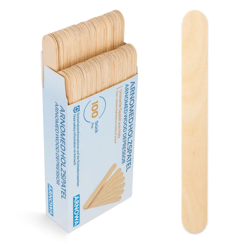 Eine geöffnete Schachtel ARNOMED HOLZSPATEL Unsteril natur der ARNOWA GmbH offenbart zahlreiche Holzspatel; rechts daneben liegt ein einzelner Einwegspatel Holz - perfekt für den Praxisbedarf.