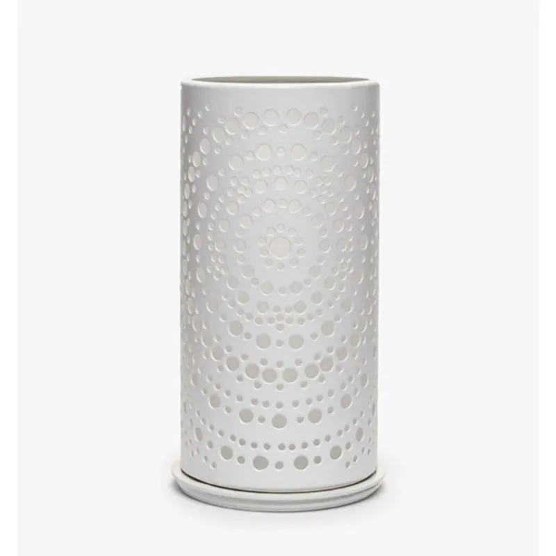 Eine weiße zylindrische Vase mit einem modernen perforierten konzentrischen Punktmuster, das an den eleganten Duni Kerzenhalter Billy Metall von Duni GmbH erinnert, steht vor einem schlichten weißen Hintergrund.