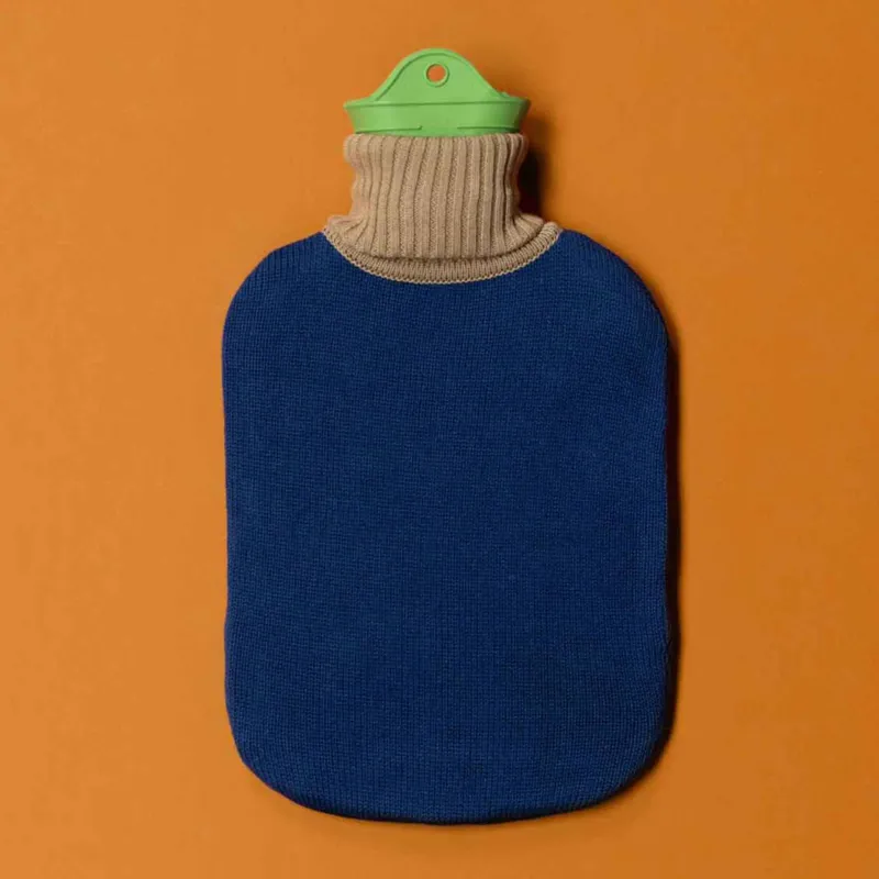WÄRMFLASCHE mit Rollkragenpulli | Suite702
