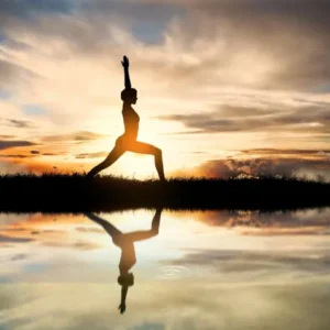 Küchenrückwand-Yoga praktizierendes Mädchen