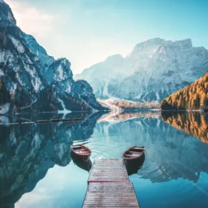 Spritzschutz-Boote auf dem Pragser Wildsee in den Dolomiten