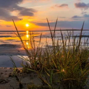 Spritzschutz-Sonnenuntergang im Wattenmeer an der Nordsee