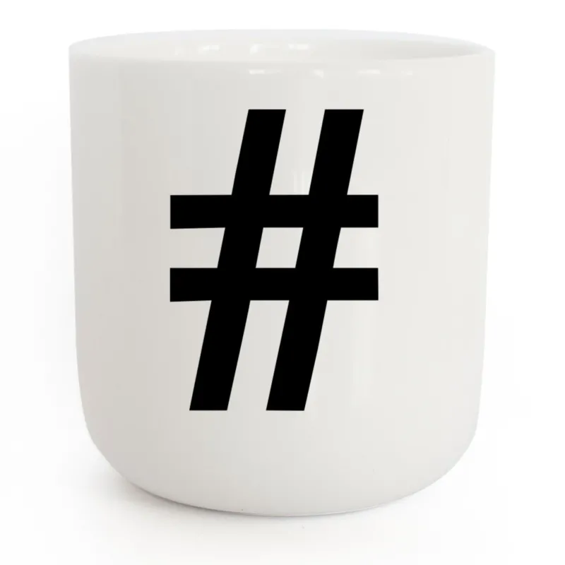 # - weisser Kaffee- & Tee-Becher mit schwarzer Typo | Letters & Glyphs Serie | PLTY